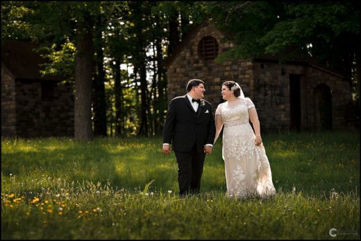 A bride and groom at Dibbles Inn in Vernon NY